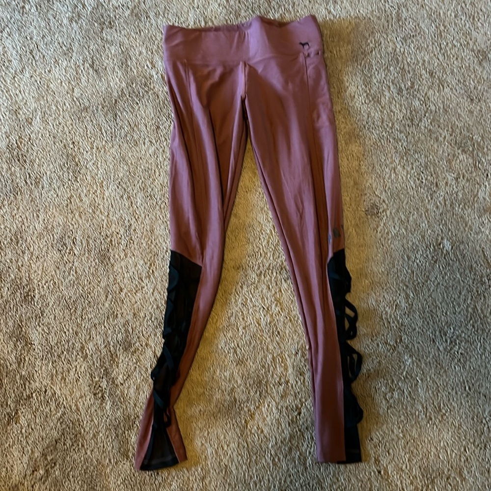 VS PINK
Yoga Edition
Size small
Dark Deep Rose color